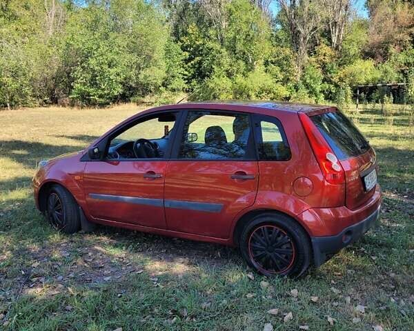 Красный Форд Фиеста, объемом двигателя 1.39 л и пробегом 240 тыс. км за 3800 $, фото 5 на Automoto.ua