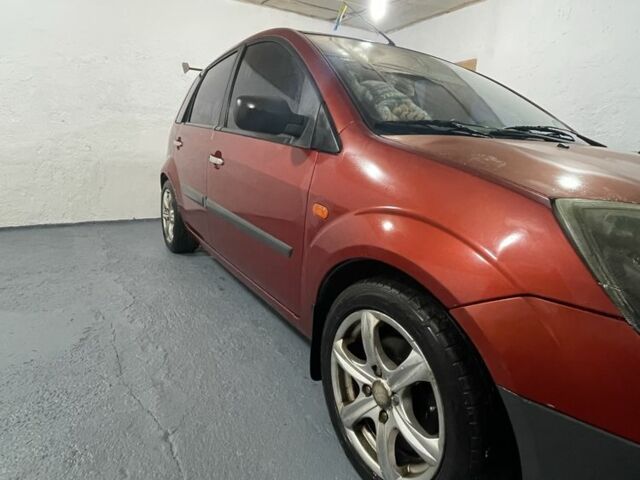 Червоний Форд Фієста, об'ємом двигуна 1.4 л та пробігом 214 тис. км за 3500 $, фото 1 на Automoto.ua