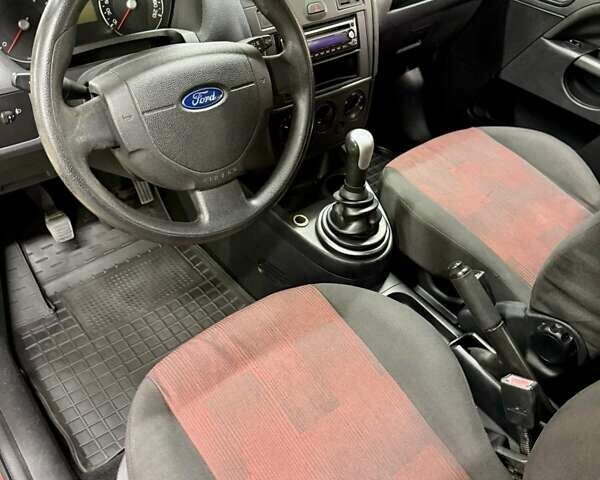 Красный Форд Фиеста, объемом двигателя 1.4 л и пробегом 280 тыс. км за 3700 $, фото 2 на Automoto.ua