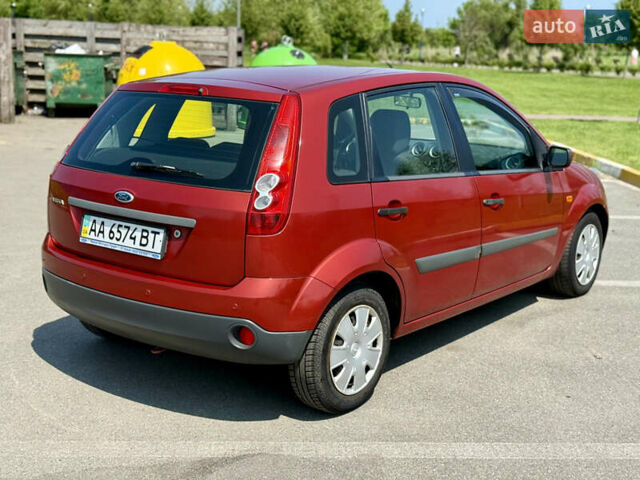 Красный Форд Фиеста, объемом двигателя 1.3 л и пробегом 150 тыс. км за 3800 $, фото 12 на Automoto.ua