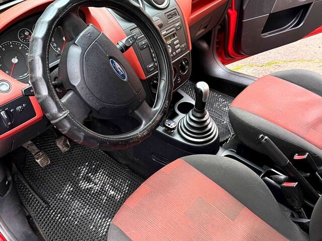 Червоний Форд Фієста, об'ємом двигуна 1.4 л та пробігом 199 тис. км за 4000 $, фото 9 на Automoto.ua