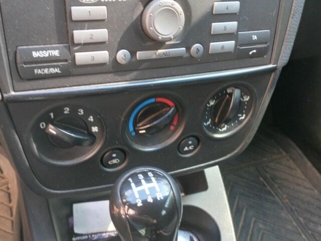 Красный Форд Фиеста, объемом двигателя 1.2 л и пробегом 240 тыс. км за 3500 $, фото 1 на Automoto.ua