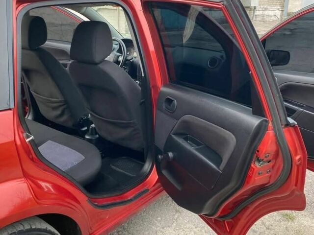 Красный Форд Фиеста, объемом двигателя 1.2 л и пробегом 175 тыс. км за 3900 $, фото 5 на Automoto.ua