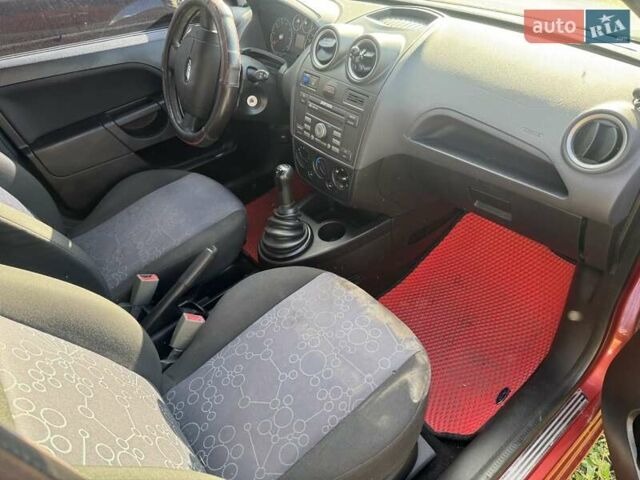 Красный Форд Фиеста, объемом двигателя 1.3 л и пробегом 185 тыс. км за 2150 $, фото 9 на Automoto.ua