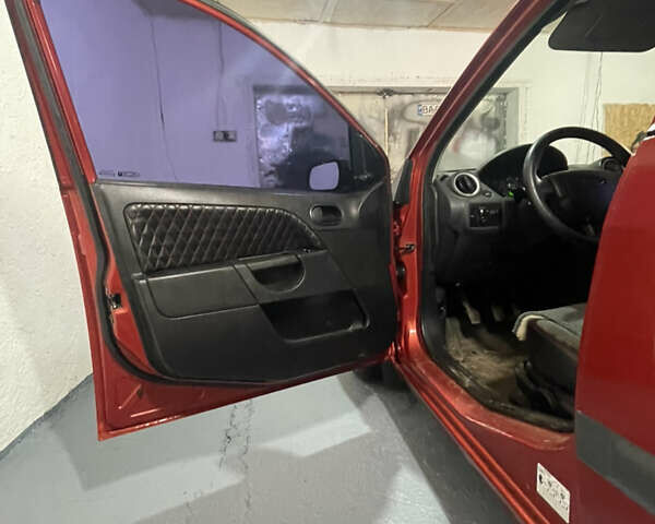 Красный Форд Фиеста, объемом двигателя 1.4 л и пробегом 214 тыс. км за 3500 $, фото 10 на Automoto.ua