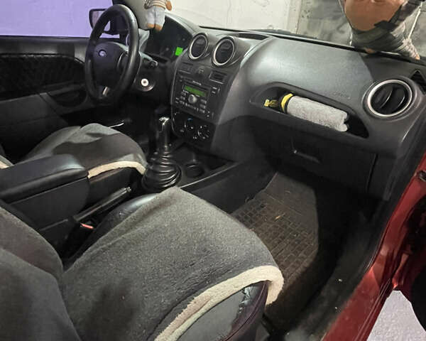 Красный Форд Фиеста, объемом двигателя 1.4 л и пробегом 214 тыс. км за 3500 $, фото 13 на Automoto.ua