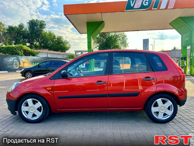 Красный Форд Фиеста, объемом двигателя 1.2 л и пробегом 207 тыс. км за 4900 $, фото 6 на Automoto.ua