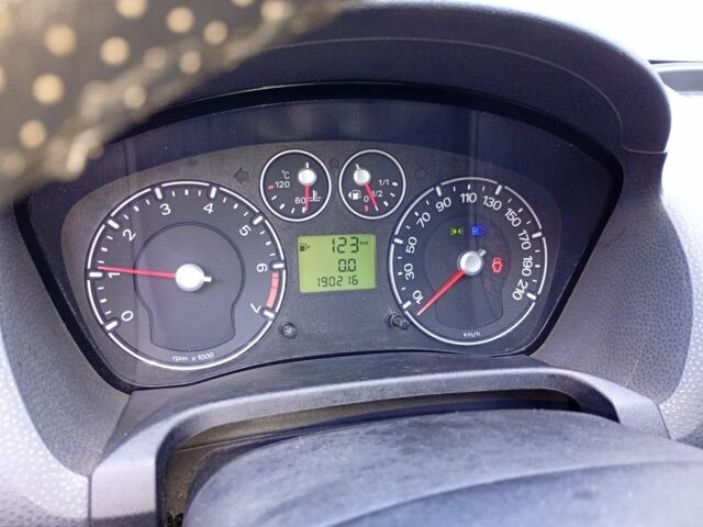 Красный Форд Фиеста, объемом двигателя 1.3 л и пробегом 190 тыс. км за 3800 $, фото 8 на Automoto.ua