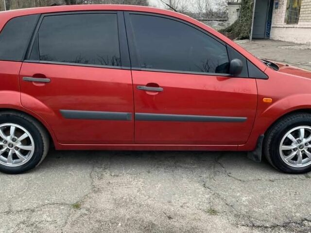 Красный Форд Фиеста, объемом двигателя 1.2 л и пробегом 175 тыс. км за 3900 $, фото 2 на Automoto.ua