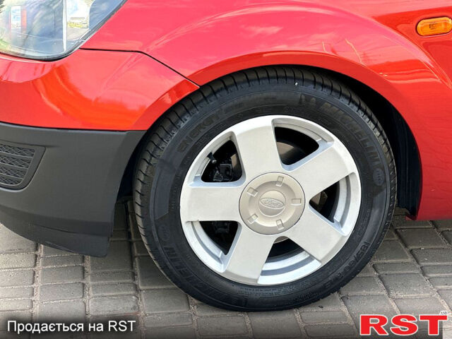 Красный Форд Фиеста, объемом двигателя 1.2 л и пробегом 207 тыс. км за 4900 $, фото 5 на Automoto.ua