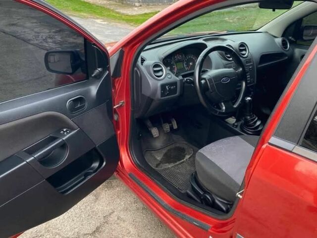 Красный Форд Фиеста, объемом двигателя 1.2 л и пробегом 175 тыс. км за 3900 $, фото 3 на Automoto.ua