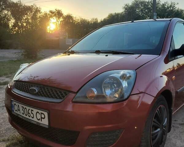 Красный Форд Фиеста, объемом двигателя 1.39 л и пробегом 240 тыс. км за 3600 $, фото 3 на Automoto.ua
