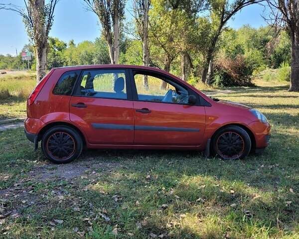 Красный Форд Фиеста, объемом двигателя 1.39 л и пробегом 240 тыс. км за 3600 $, фото 2 на Automoto.ua