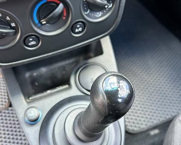 Червоний Форд Фієста, об'ємом двигуна 1.39 л та пробігом 139 тис. км за 5500 $, фото 19 на Automoto.ua