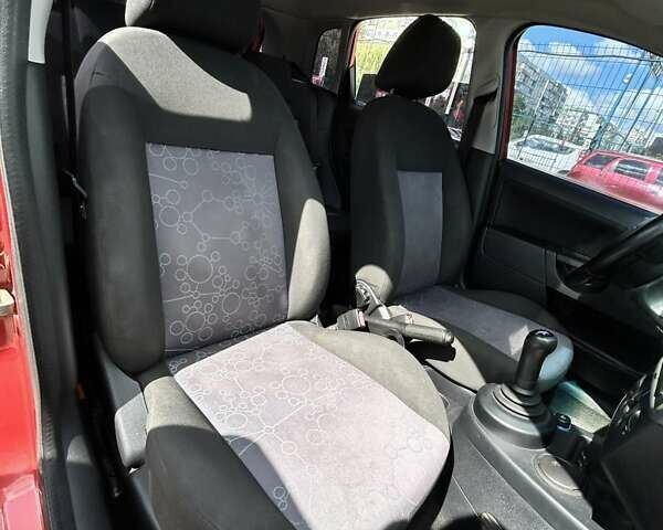 Червоний Форд Фієста, об'ємом двигуна 1.39 л та пробігом 139 тис. км за 5500 $, фото 11 на Automoto.ua