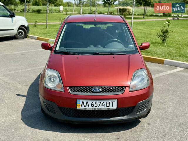 Красный Форд Фиеста, объемом двигателя 1.3 л и пробегом 150 тыс. км за 3800 $, фото 2 на Automoto.ua