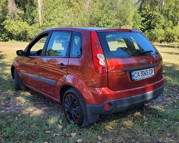 Красный Форд Фиеста, объемом двигателя 1.39 л и пробегом 240 тыс. км за 3800 $, фото 3 на Automoto.ua