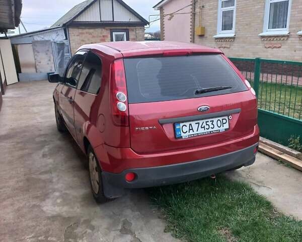 Красный Форд Фиеста, объемом двигателя 1.3 л и пробегом 85 тыс. км за 4200 $, фото 1 на Automoto.ua