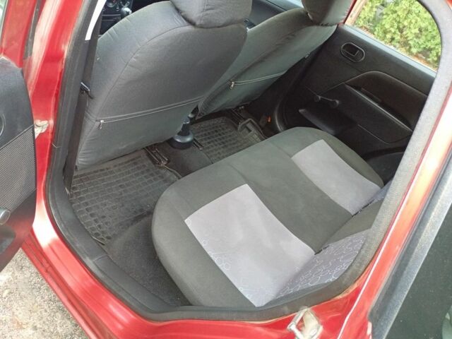 Красный Форд Фиеста, объемом двигателя 1.3 л и пробегом 190 тыс. км за 3800 $, фото 7 на Automoto.ua