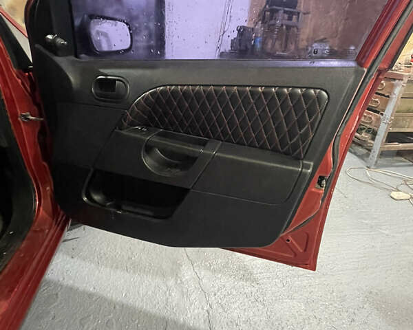 Красный Форд Фиеста, объемом двигателя 1.4 л и пробегом 214 тыс. км за 3500 $, фото 9 на Automoto.ua