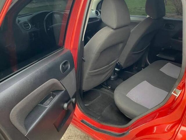 Красный Форд Фиеста, объемом двигателя 1.2 л и пробегом 175 тыс. км за 3900 $, фото 4 на Automoto.ua