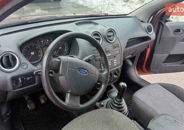 Червоний Форд Фієста, об'ємом двигуна 1.24 л та пробігом 158 тис. км за 2990 $, фото 34 на Automoto.ua