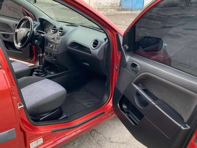 Красный Форд Фиеста, объемом двигателя 1.2 л и пробегом 175 тыс. км за 3900 $, фото 6 на Automoto.ua
