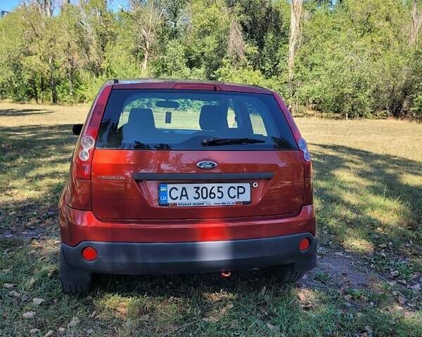 Красный Форд Фиеста, объемом двигателя 1.39 л и пробегом 240 тыс. км за 3800 $, фото 1 на Automoto.ua
