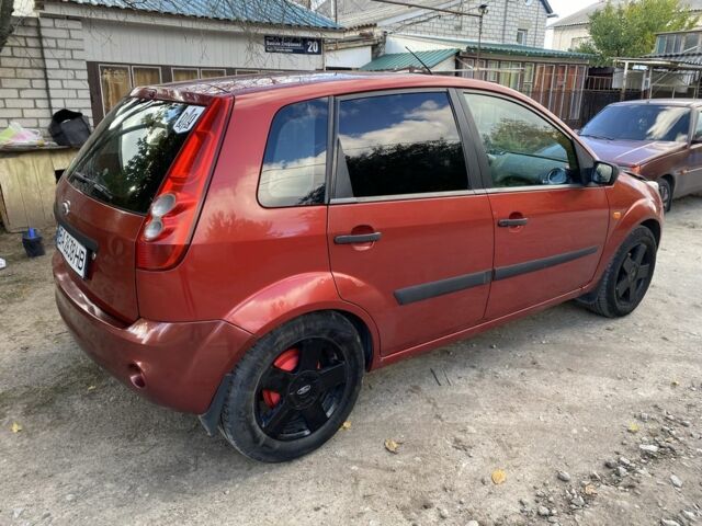 Красный Форд Фиеста, объемом двигателя 1.3 л и пробегом 226 тыс. км за 3900 $, фото 3 на Automoto.ua