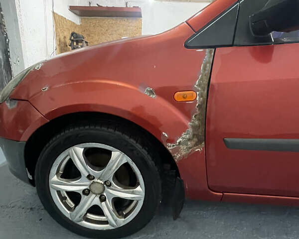 Красный Форд Фиеста, объемом двигателя 1.4 л и пробегом 214 тыс. км за 3500 $, фото 5 на Automoto.ua