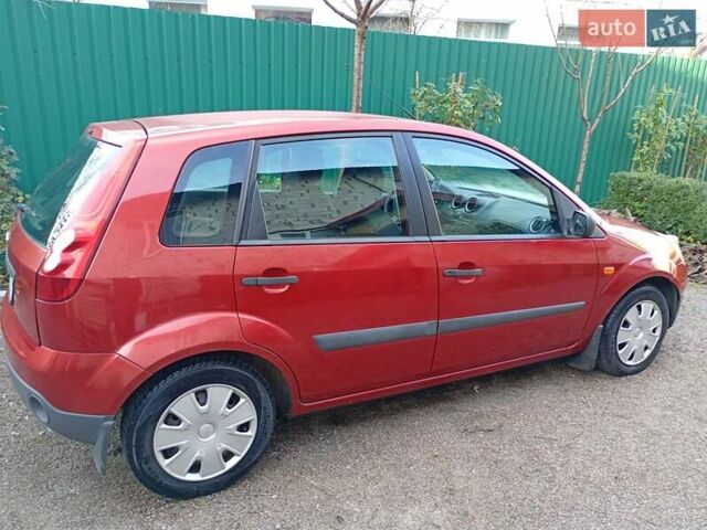 Красный Форд Фиеста, объемом двигателя 1.3 л и пробегом 180 тыс. км за 3800 $, фото 5 на Automoto.ua
