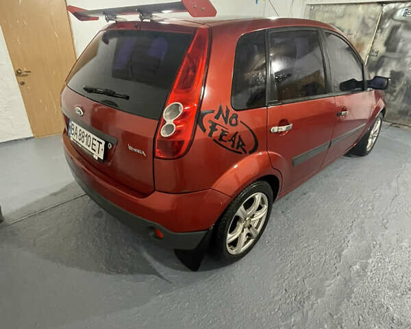 Красный Форд Фиеста, объемом двигателя 1.4 л и пробегом 214 тыс. км за 3500 $, фото 7 на Automoto.ua