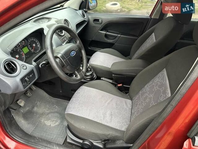 Червоний Форд Фієста, об'ємом двигуна 1.3 л та пробігом 196 тис. км за 1700 $, фото 7 на Automoto.ua