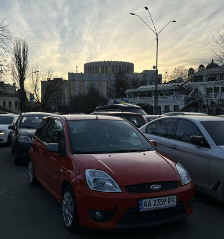 Красный Форд Фиеста, объемом двигателя 2 л и пробегом 256 тыс. км за 4200 $, фото 2 на Automoto.ua