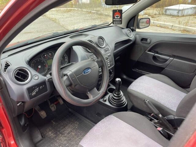 Красный Форд Фиеста, объемом двигателя 1.2 л и пробегом 159 тыс. км за 2750 $, фото 5 на Automoto.ua