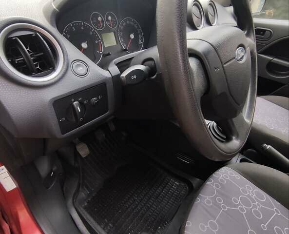 Красный Форд Фиеста, объемом двигателя 1.24 л и пробегом 208 тыс. км за 3800 $, фото 10 на Automoto.ua