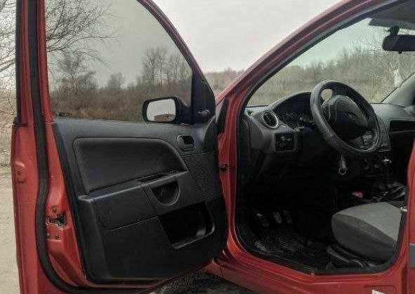 Красный Форд Фиеста, объемом двигателя 1.2 л и пробегом 260 тыс. км за 3590 $, фото 11 на Automoto.ua