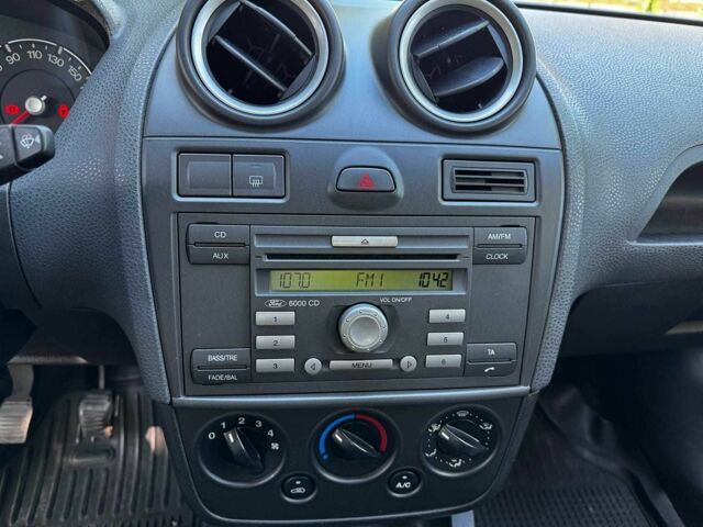 Червоний Форд Фієста, об'ємом двигуна 1.4 л та пробігом 183 тис. км за 3940 $, фото 16 на Automoto.ua