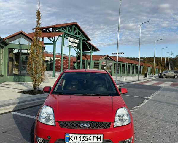 Красный Форд Фиеста, объемом двигателя 2 л и пробегом 260 тыс. км за 4600 $, фото 2 на Automoto.ua