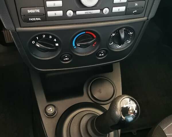 Червоний Форд Фієста, об'ємом двигуна 1.4 л та пробігом 130 тис. км за 4999 $, фото 16 на Automoto.ua