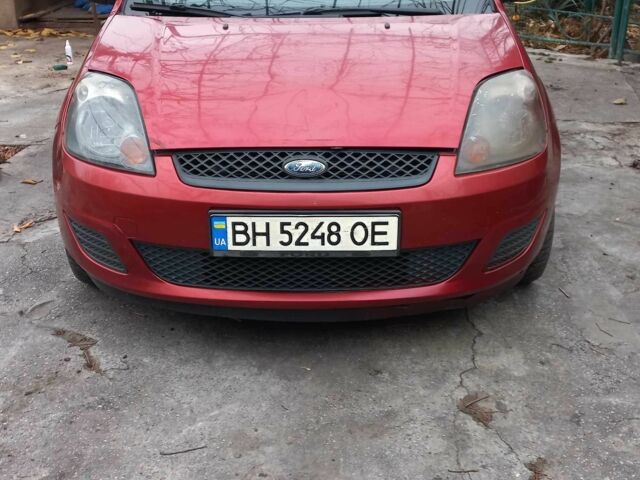 Красный Форд Фиеста, объемом двигателя 1.4 л и пробегом 339 тыс. км за 2900 $, фото 2 на Automoto.ua