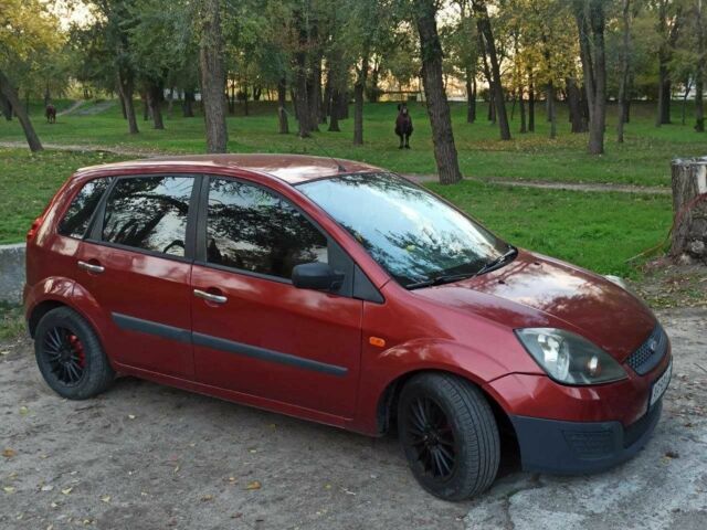 Красный Форд Фиеста, объемом двигателя 1.2 л и пробегом 260 тыс. км за 3590 $, фото 4 на Automoto.ua