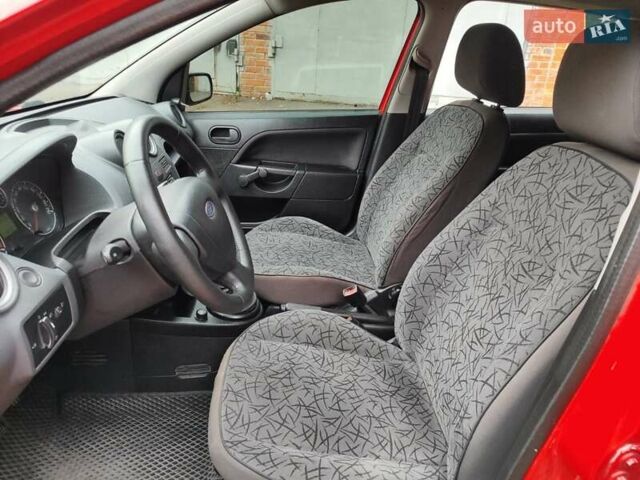 Красный Форд Фиеста, объемом двигателя 1.3 л и пробегом 208 тыс. км за 3599 $, фото 8 на Automoto.ua