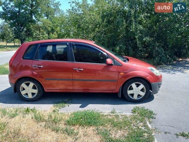 Красный Форд Фиеста, объемом двигателя 1.39 л и пробегом 218 тыс. км за 4100 $, фото 5 на Automoto.ua