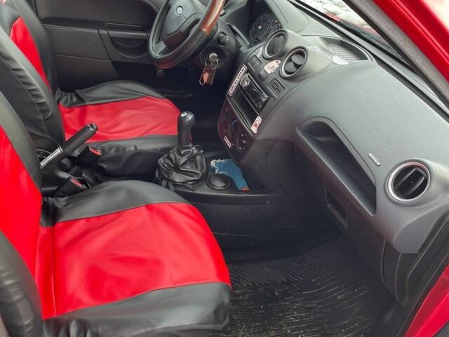 Червоний Форд Фієста, об'ємом двигуна 1.2 л та пробігом 275 тис. км за 2750 $, фото 5 на Automoto.ua