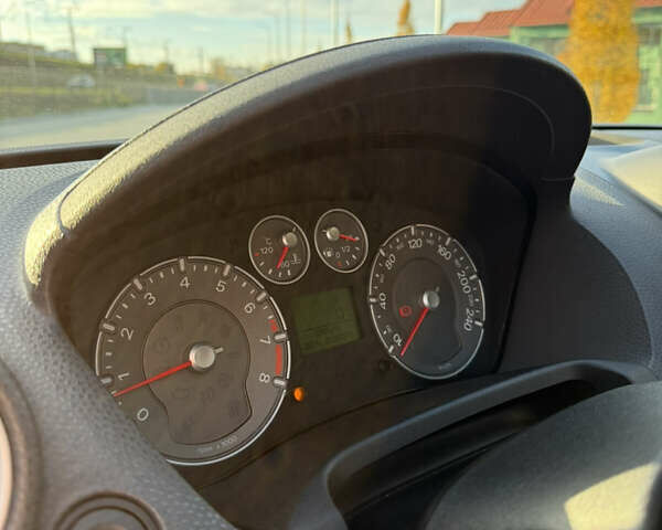 Красный Форд Фиеста, объемом двигателя 2 л и пробегом 260 тыс. км за 4600 $, фото 16 на Automoto.ua