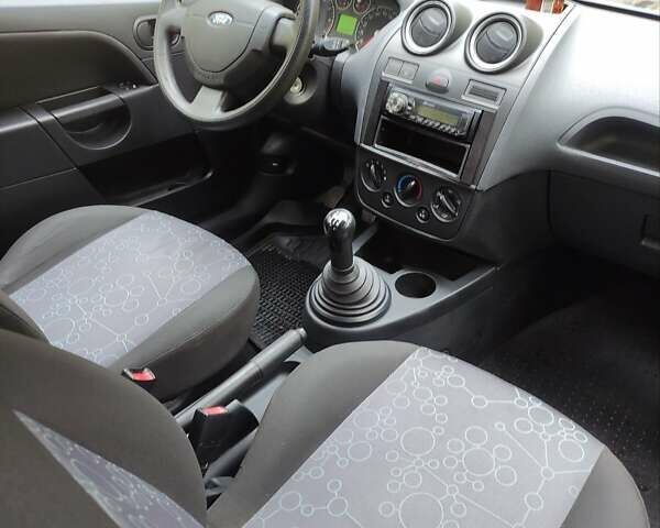 Красный Форд Фиеста, объемом двигателя 1.24 л и пробегом 208 тыс. км за 3800 $, фото 8 на Automoto.ua