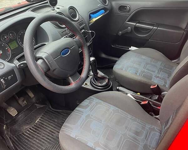 Красный Форд Фиеста, объемом двигателя 1.2 л и пробегом 207 тыс. км за 3800 $, фото 2 на Automoto.ua