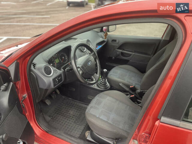 Красный Форд Фиеста, объемом двигателя 1.3 л и пробегом 229 тыс. км за 3300 $, фото 8 на Automoto.ua