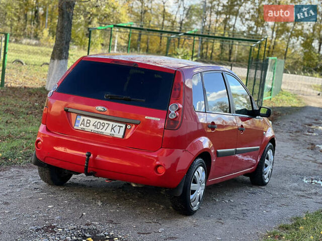 Красный Форд Фиеста, объемом двигателя 1.3 л и пробегом 200 тыс. км за 3000 $, фото 9 на Automoto.ua